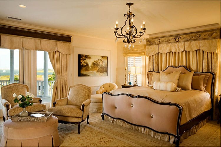 Дизайн спальни в классическом стиле. Более 120 фото