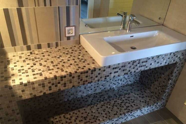 Столешница из мозаики в ванной своими руками
